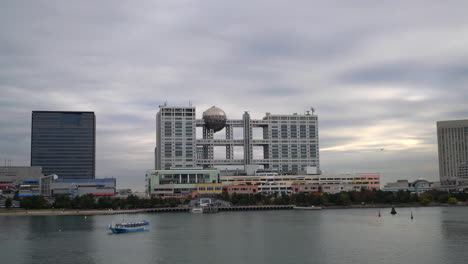 Ciudad-De-Odaiba-Con-Lago-En-Japón