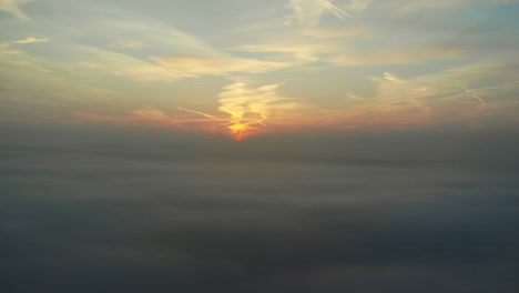 Fliegen-über-Den-Wolken-Bei-Sonnenuntergang