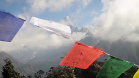 Monte-Ama-Dablam-Con-Banderas-De-Oración-Budista