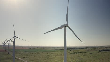 Eine-Reihe-Sich-Drehender-Windräder-Erzeugt-Strom