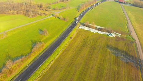 Drohnenflug-über-Offene-Landstraße-Mit-Etwas-Verkehr