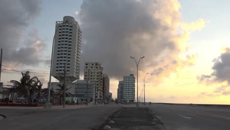 Vista-De-Los-Edificios-Junto-Al-Mar-En-El-Malecón-Apenas-Unos-Días-Después-De-Que-Fueron-Azotados-Por-El-Ciclón-Irma.