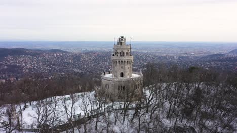 Imágenes-De-Drones-Desde-Un-Mirador-En-La-Cima-De-Las-Colinas-De-Budapest-En-Hungría-En-Invierno