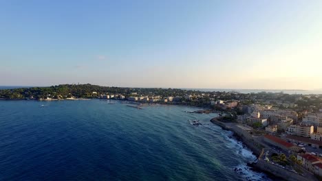 Drohnenansicht-Der-Stadt-Antibes-Und-Des-Cap-D&#39;Antibes-Vom-Meer-Im-Süden-Frankreichs,-Côte-D&#39;Azur