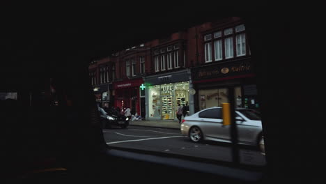 Mirando-Por-La-Ventana-De-Un-Coche-En-Movimiento-En-Londres,-Inglaterra