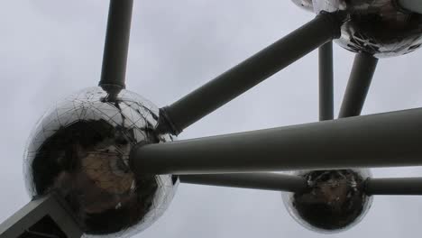 Brüssel-Atomium-Schwenken-Aufnahme-Des-Atomiums