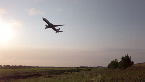 Statische-Aufnahme-Eines-Ryanair-Flugzeugs,-Das-An-Einem-Schönen-Sommermorgen-Vom-Leeds-Bradford-International-Airport-In-Yorkshire-Abfliegt