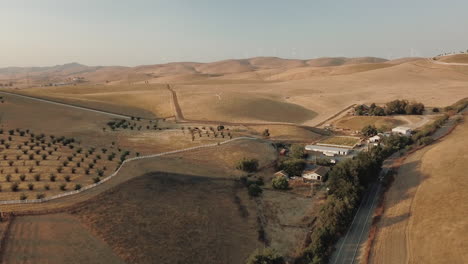 Eine-Windmühle-Auf-Einem-Berggipfel-Im-Herbst-Außerhalb-Von-Livermore,-Kalifornien