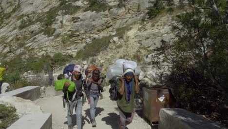 Uttarkashi,-Uttarakhand,-Indien-oktober-2018:-Gaumukh-wanderer-Auf-Dem-Weg-Nach-Gaumukh