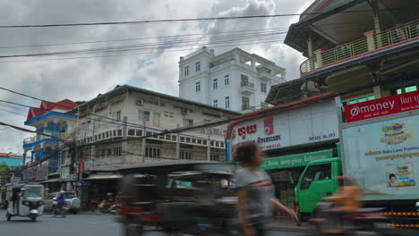 Timelapse-at-a-street-corner-in-Phnom-Penh,-Cambodia