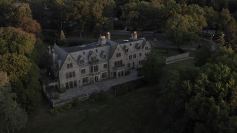 Schöner-Sonnenuntergang-über-Herrenhaus-In-Ländlicher-Umgebung