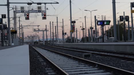 Leere-Bahngleise-Aus-Nächster-Nähe-Am-Leeren-Bahnhof-Am-Abend-Im-Morgengrauen