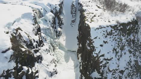 Flying-out-of-a-Icelandic-valley-going-backwards-revealing-it's-beauty