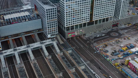 Toma-Aérea-De-Un-Dron-Que-Recorre-La-Estación-De-Tren-De-Pasila-Y-El-Centro-Comercial-Tripla,-En-Helsinki,-Finlandia