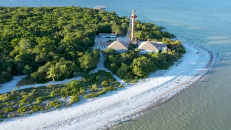 Video-Aéreo-De-Drones-Del-Punto-Del-Faro-En-La-Isla-Sanibel,-Florida-Al-Atardecer