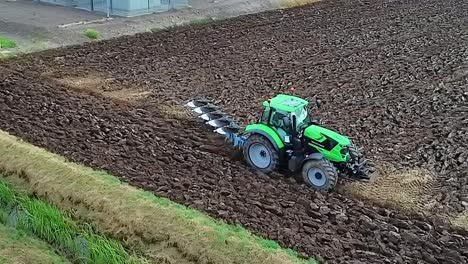 Un-Nuevo-Tractor-Arando-Un-Campo-De-Tierra-Pesada