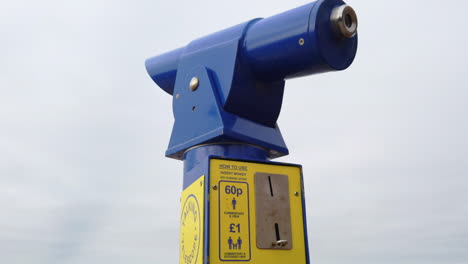 Ein-Sprechendes-Teleskop-Mit-Blick-Auf-Die-Strandpromenade-Von-Blackpool