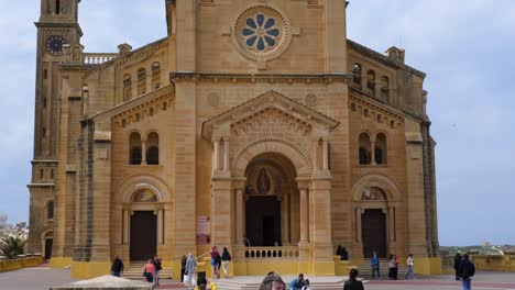 Basílica-Del-Santuario-Nacional-De-La-Santísima-Virgen-De-Ta&#39;pinu-Alrededor-De-Marzo-De-2019