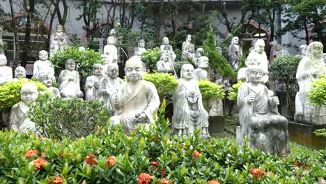 Fo-Guang-Shan-Kloster-Garten-Buddha-statuen