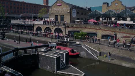 Handgehaltene-Aufnahme-Mit-Blick-Auf-Den-Regent-Canal-Neben-Dem-Camden-Lock-Market,-London,-Großbritannien