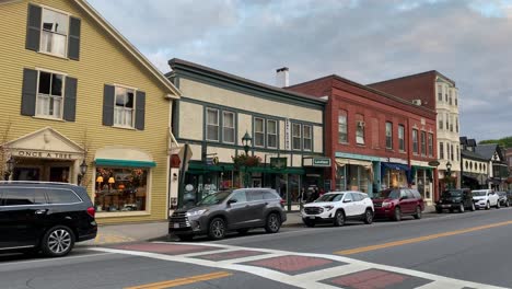 Panorámica-En-4k-Del-Histórico-Distrito-Comercial-Del-Centro-De-Camden-Maine