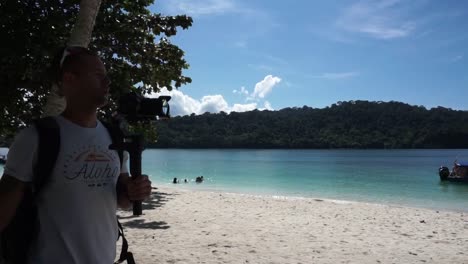 El-Chico-Tomó-Una-Foto-Desde-La-Playa-De-Pulau-Ricewet.