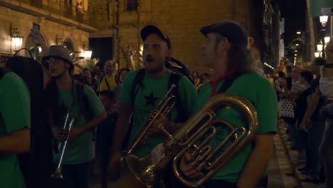 Fröhliche-Gruppe-Von-Straßenkünstlern-Der-Blaskapelle-Auf-Den-Ramblas-Beim-La-Merce-Festival