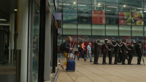 Personas-Que-Salen,-Entran-O-Salen-De-La-Estación-Principal-De-Manchester-Piccadilly-En-El-Transporte-Público-Del-Reino-Unido-Día-Nublado-4k-25p