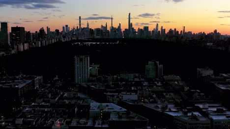 Epische-Luftaufnahmen-Des-Sonnenuntergangs-Zur-Goldenen-Stunde-Von-Der-Legendären-Skyline-Von-Manhattan-Und-New-York,-Langsames-Seitwärtsgleiten