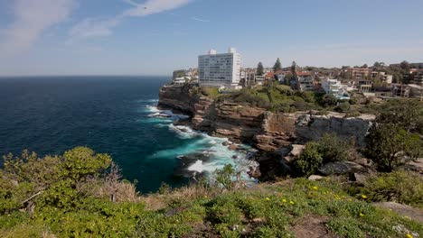 Timelapse-De-Olas-Rompiendo-Contra-Un-Alto-Acantilado-Y-Nubes-Moviéndose-En-Dirección-Opuesta-En-Sydney,-Australia