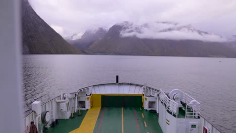 Wunderschöne-Aussicht-Von-Der-Fähre,-Fahrt-Im-Meer,-Mit-Atemberaubender-Berglandschaft-Vor-Uns