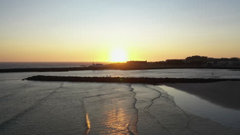 Empuje-Aéreo-Al-Atardecer-Sobre-El-Rompeolas,-Playa-Azurara,-Portugal