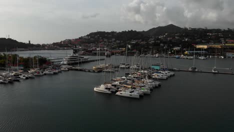 Un-Club-Náutico-En-El-Caribe-Con-Vistas-Panorámicas-A-Las-Montañas-Al-Fondo