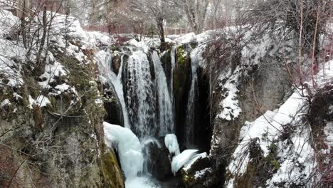 Wasserfluss-Fließt-Im-Winter-In-4k-In-Einen-Bach-Mit-Schnee