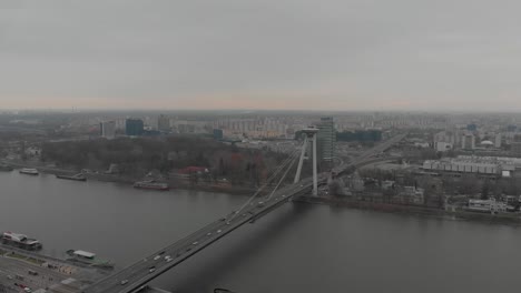 Toma-Aérea-Del-Idioma-De-Origen:-Puente-Croata-36-5000-En-Bratislava-En-Invierno