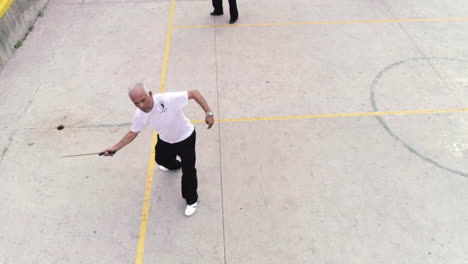 Toma-Aérea-De-Personas-Mayores-Practicando-Tai-Chi