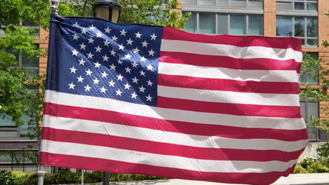 Bandera-Americana-Ondeando-Con-Fuerte-Viento