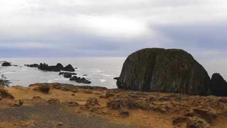 Blick-Auf-Den-Pazifischen-Ozean-Mit-Felsnadeln-Und-Einem-Riesigen-Felsen-Im-Meer