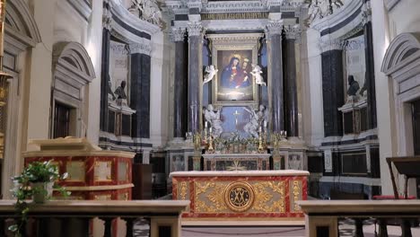 Tiro-Inclinado-Dentro-De-La-Iglesia-De-Los-Artistas-En-La-Plaza-Del-Pueblo-En-Roma.