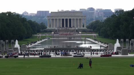 Una-Vista-Del-Monumento-A-Lincoln-Desde-El-Césped-Del-National-Mall