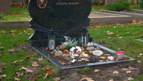 Eine-Junge-Verstorbene-Frau-Auf-Dem-Kviberg-Friedhof-In-Göteborg,-Schweden---Nahaufnahme