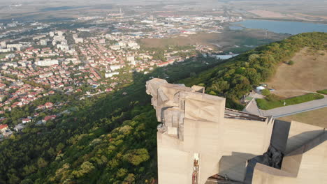 Aerial-drone-shot-of-the-Founders-of-the-Bulgarian-State-monument-overlooking-the-city-of-Shumen,-Bulgaria