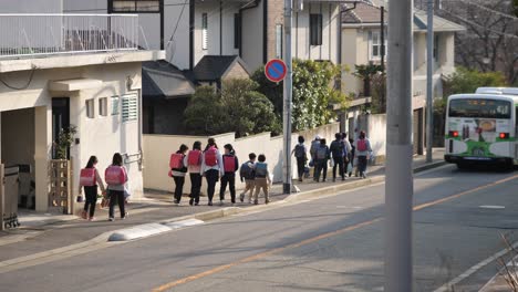 Schüler-Auf-Dem-Heimweg-Nach-Der-Schule