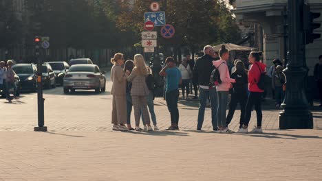 Crowd-pedestrian-crossing-city-street-intersection-at-evening