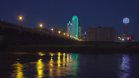 Skyline-Von-Dallas-Bei-Nacht-Mit-Dem-Trinity-River-Im-Vordergrund