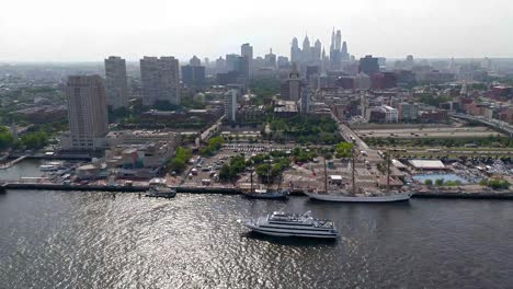 Drohnenvideo-Von-Booten-Im-Wasser-Bei-Penns-Landing-In-Philadelphia