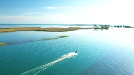 Motos-De-Agua-Rasgando-El-Agua-Prístina-Abierta-De-Michigan