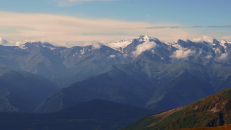 Vista-Panorámica-De-Los-Glaciares-En-Las-Montañas-Del-Cáucaso-A-Gran-Altitud,-Georgia.