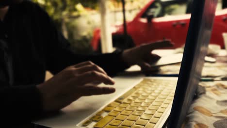 A-guy-working-in-his-computer-in-the-countryside,-mobile-offices,-remote-working