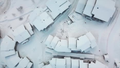 Vista-{aérea}-De-Un-Dron-Sobre-Una-Estación-De-Esquí-Nevada-Francesa-Durante-El-Invierno